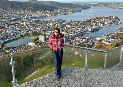 Daniela Filomeno com a cidade de Bergen, na Noruega, vista de cima