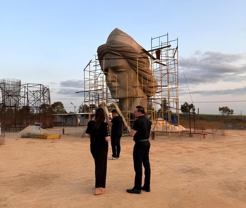 Cabeça da estátua de São Miguel Arcanjo já recebe visitantes no local do futuro complexo religioso Gruta do Arcanjo, no interior de SP / Acervo pessoal