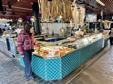 Daniela Filomeno no mercado de peixes de Bergen, na Noruega