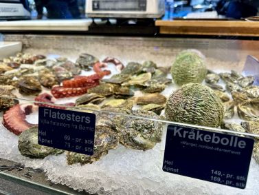 Ostras e ouriço-do-mar à venda no mercado de peixes de Bergen, na Noruega