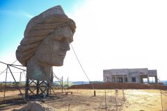Cabeça da estátua de São Miguel Arcanjo em futuro complexo religioso no interior de São Paulo