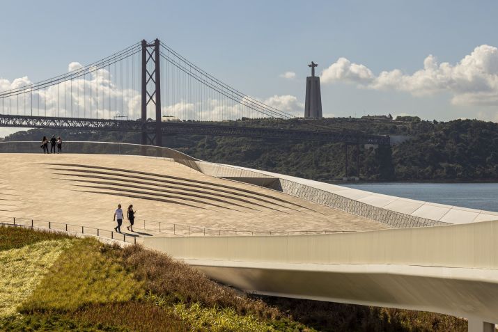 Terraço do MAAT, museu à beira do Tejo de linhas arrojadas e mostras contemporâneas • Divulgação/FG+SG Fotografia de Arquitectura