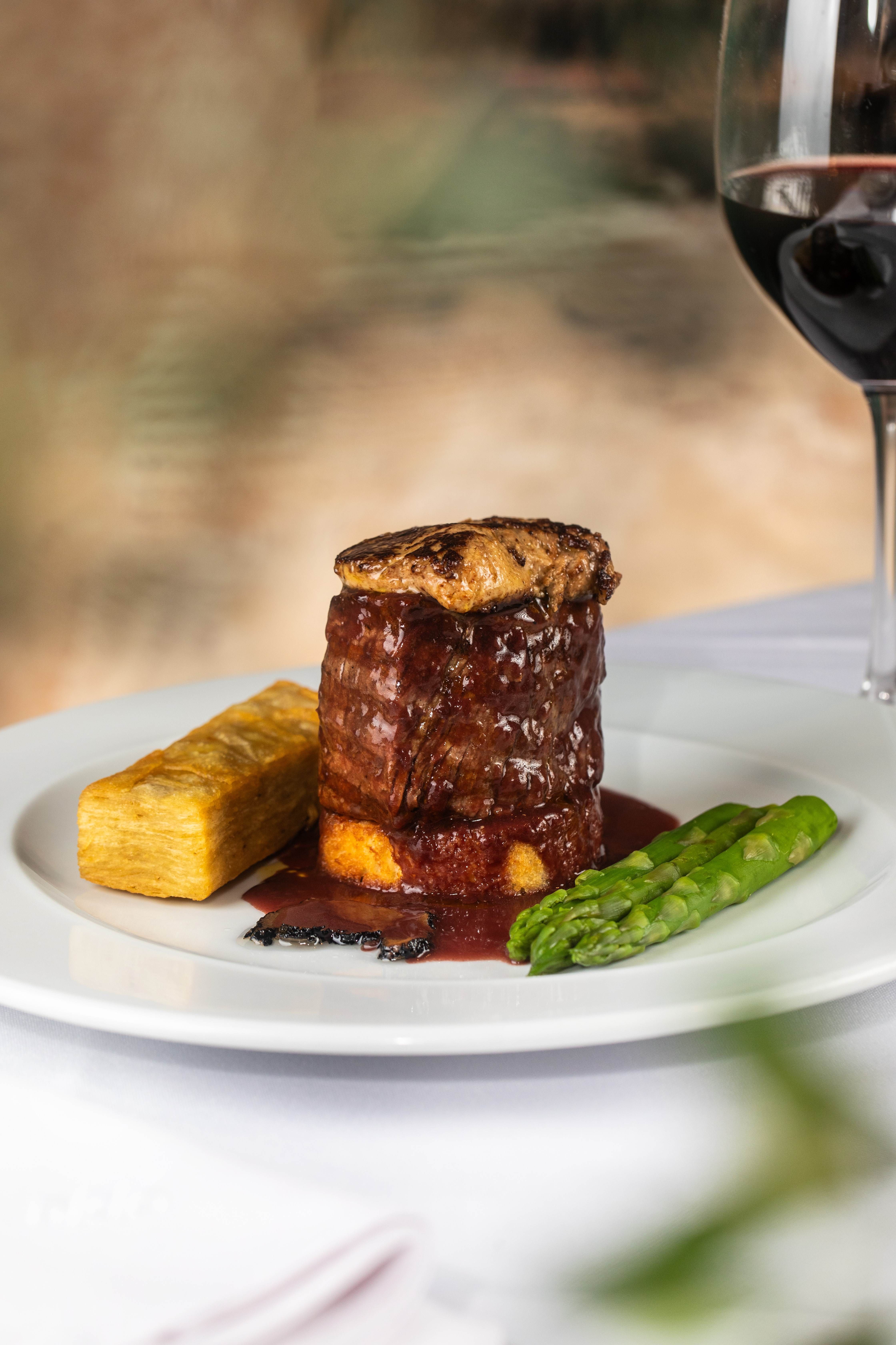Para Dia dos Pais, sugestão do Nido, no Leblon, é o Filetto Rossini, um filé mignon com fatia de foie gras, batata e aspargos / Tomás Rangel