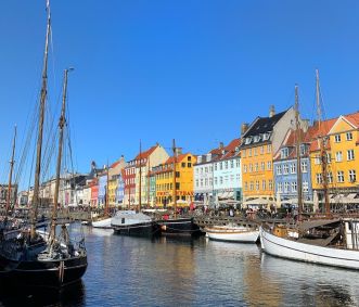 Casas coloridas e barcos de Nyhavn, em Copenhague