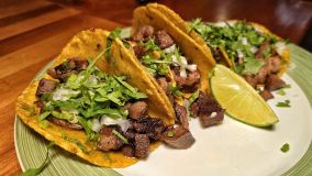 taco de língua bovina do Antojitos