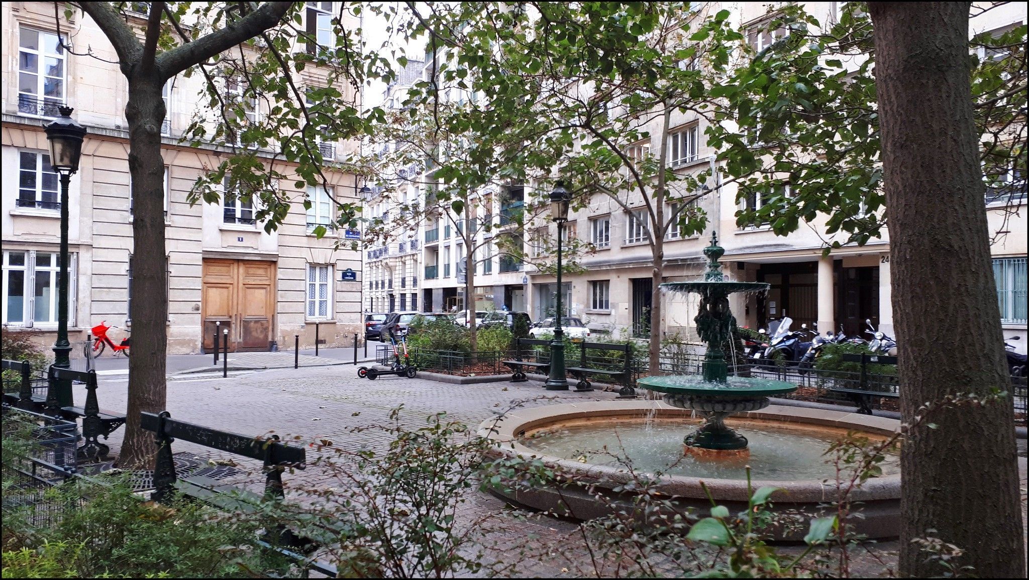 Place de l'Estrapade abriga apartamento de Emily na ficção • Flickr/@Pigalle_boy