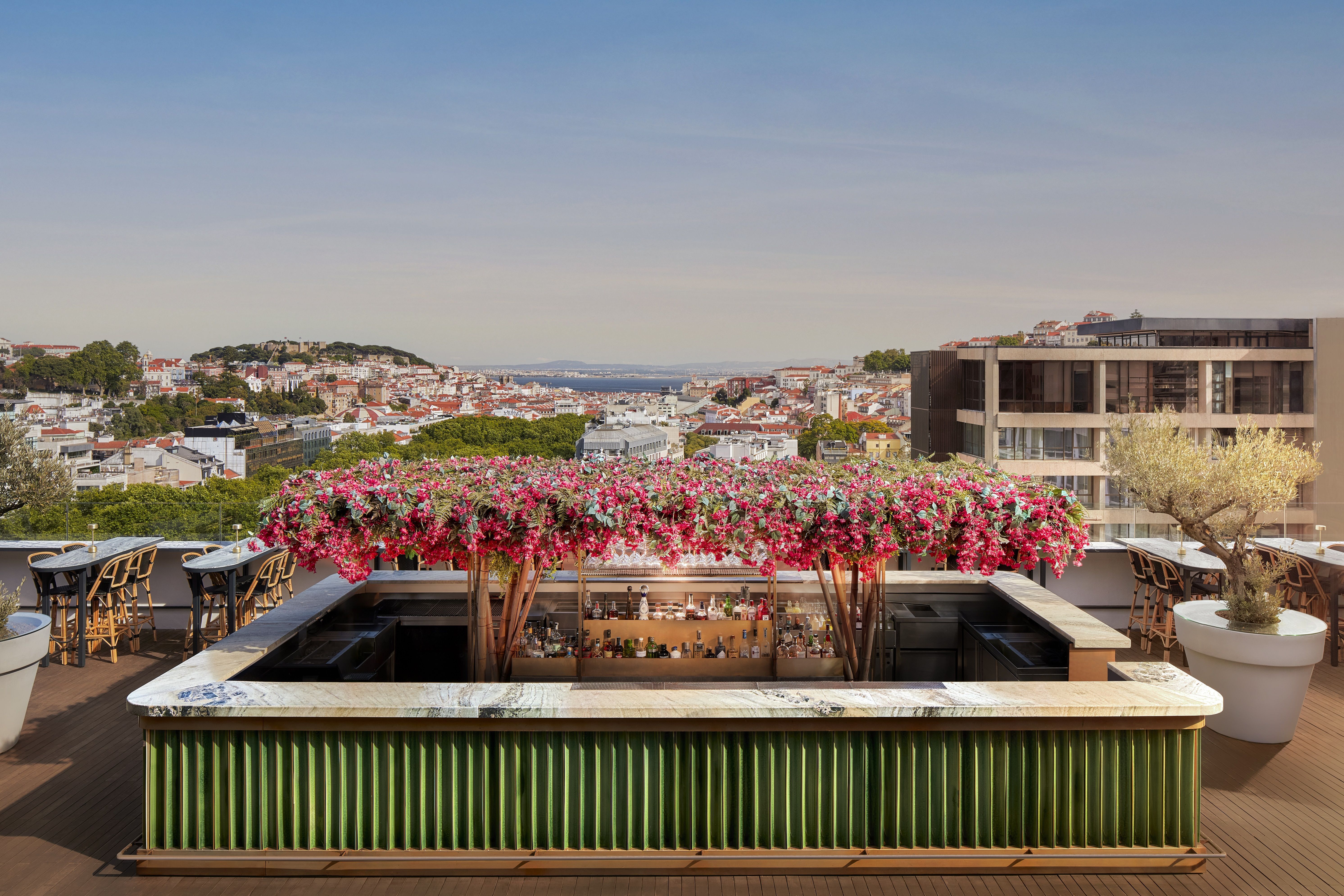 SEEN Sky Bar ganha agito no pôr do sol e tem drinques autorais junto de pratos de pegada asiática • Divulgação/Tivoli Avenida Liberdade Lisboa