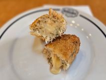 BOLINHO DE BACALHAU RECHEADO DE QUEIJO DA SERRA DA ESTRELA