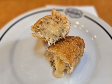 BOLINHO DE BACALHAU RECHEADO DE QUEIJO DA SERRA DA ESTRELA