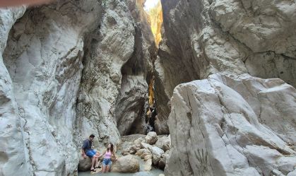Caminhada sinuosa leva turistas a cachoeira em vale escondido da Turquia