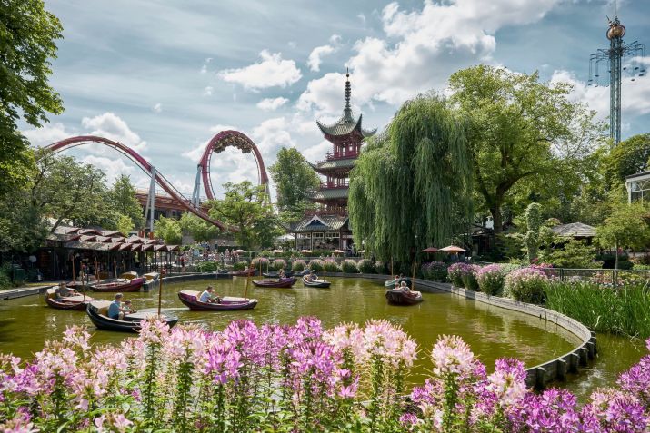 Atrações e jardins do Tivoli, um dos parques de diversão mais antigos do mundo / Divulgação/Tivoli Gardens