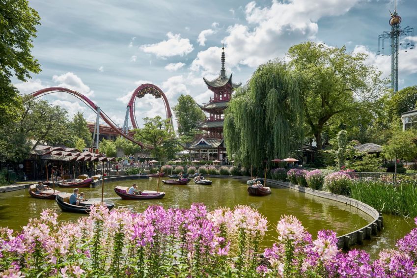 Atrações e jardins do Tivoli, um dos parques de diversão mais antigos do mundo / Divulgação/Tivoli Gardens