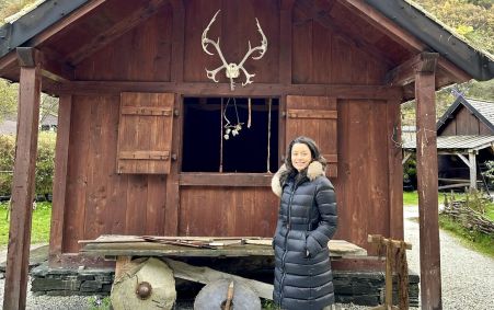 Daniela Filomeno em frente a casa típica do Vikings no Viking Valley