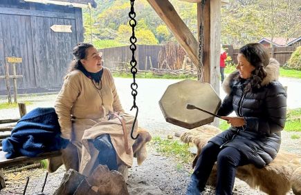 Daniela Filomeno segura instrumentos no Viking Valley, na Noruega