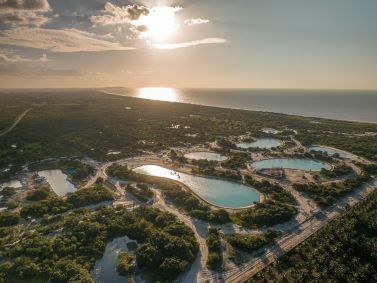 Lagoas artificiais do condomínio Vila Carnaúba na Praia do Preá, no Ceará