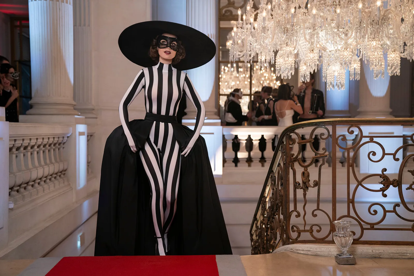 Emily (Lily Collins) no baile de máscaras dentro do Museu Baccarat • Divulgação/Netflix
