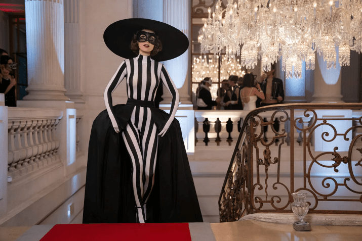 Emily (Lily Collins) no baile de máscaras dentro do Museu Baccarat • Divulgação/Netflix