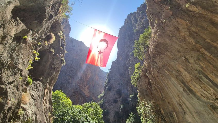 Bandeira turca acima da entrada do desfiladeiro / Barry Neild/CNN via CNN Newsource