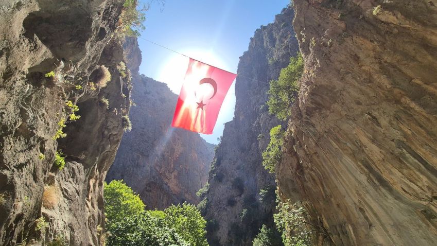 Bandeira turca acima da entrada do desfiladeiro / Barry Neild/CNN via CNN Newsource