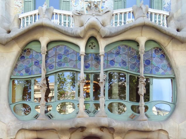 Detalhes da fachada da Casa Batlló, construção modernista catalã de Gaudí • Terence Faircloth/Flickr