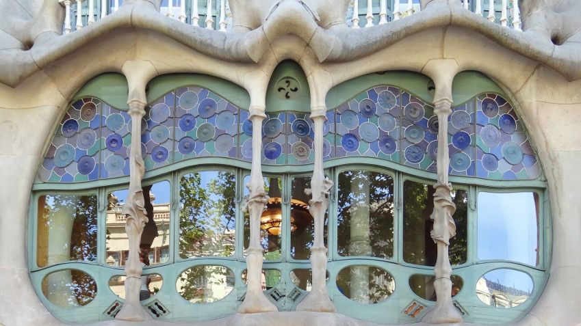Detalhes da fachada da Casa Batlló, construção modernista catalã de Gaudí • Terence Faircloth/Flickr