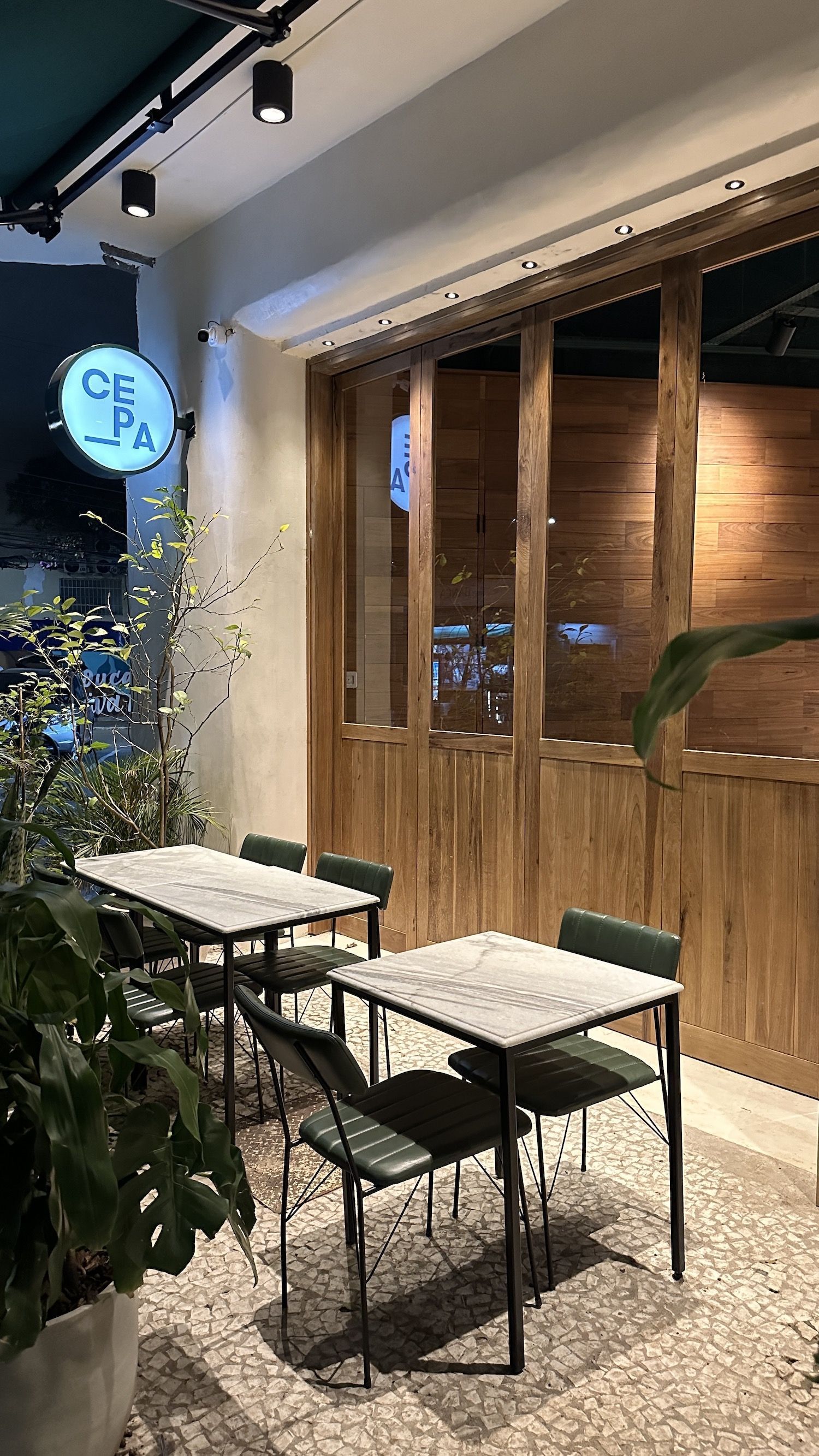 Fachada do restaurante Cepa que acabou de mudar para Pinheiros / Tina Bini