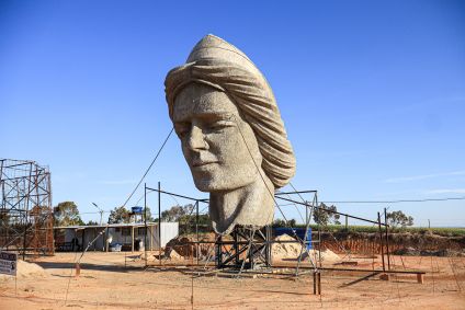 Cabeça da estátua de São Miguel Arcanjo no interior de São Paulo