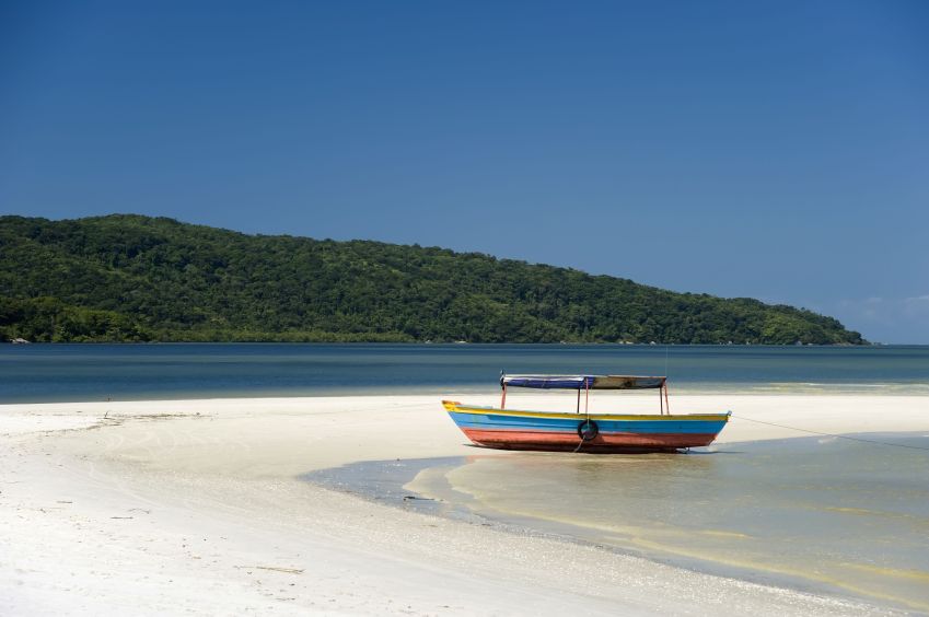 Passeio de trem passa pela Ilha do Mel, no Paraná / Fernando Podolski/Getty Images