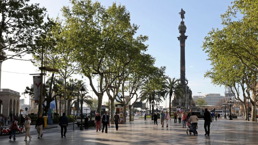 La Rambla concentra lojas, diferentes bairros e o Mercado de La Boquería • Wikimedia Commons