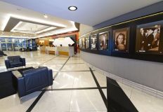 Lobby do Hotel Jaraguá com fotos de personalidades que passaram pelo local