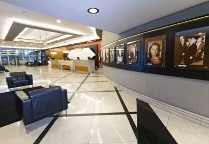 Lobby do Hotel Jaraguá com fotos de personalidades que passaram pelo local