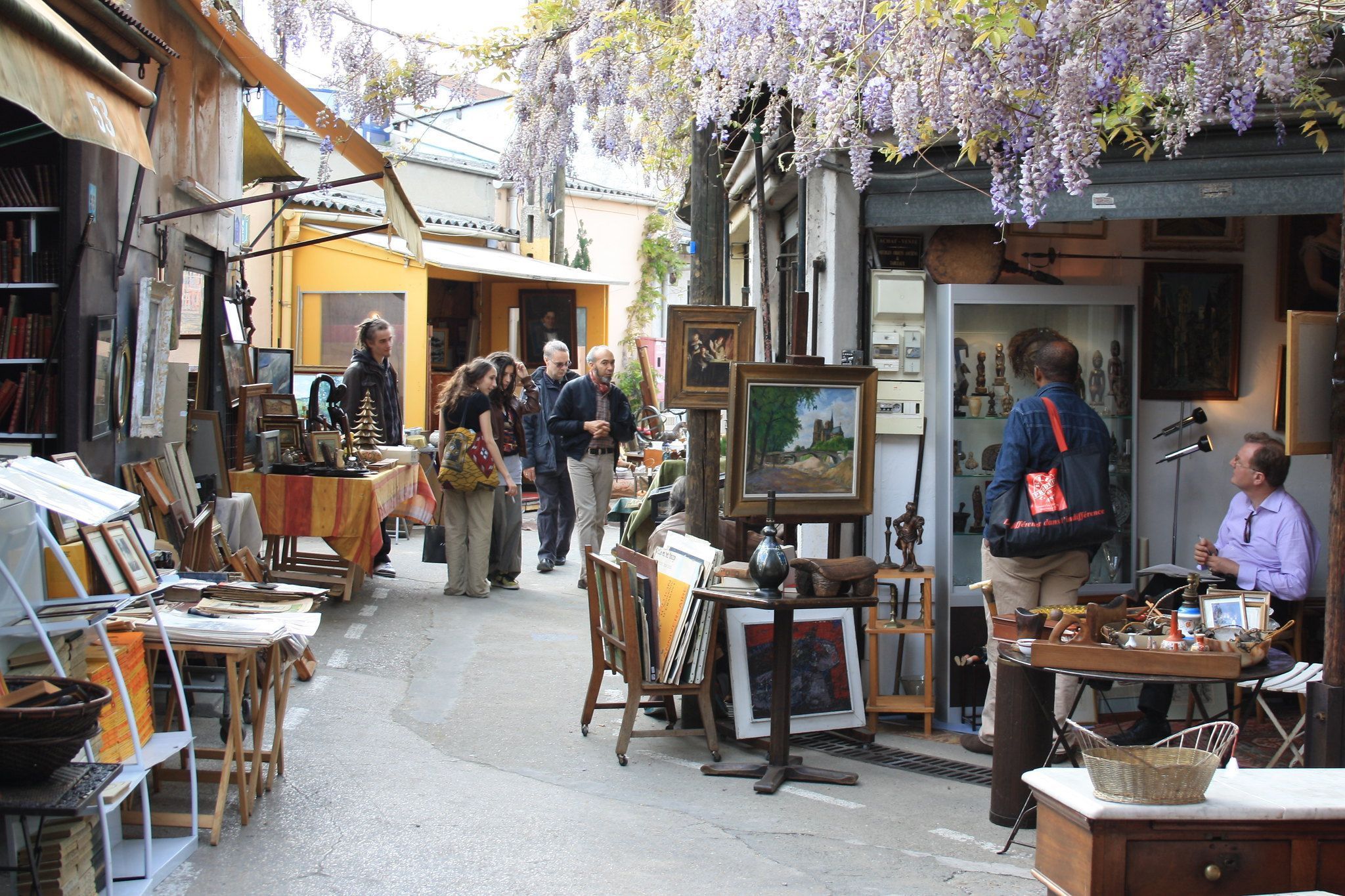 Mercado de pulgas de Saint-Ouen é um dos maiores e mais conhecidos do mundo • Carsten Sprotte/Flickr