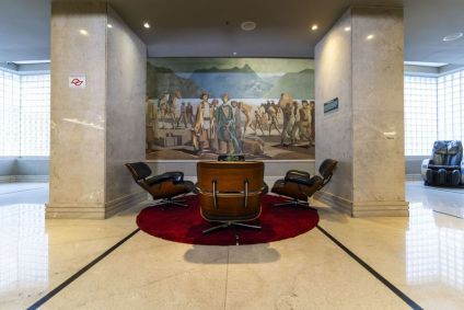 Painel do artista brasileiro Clóvis Graciano no lobby do Hotel Jaraguá