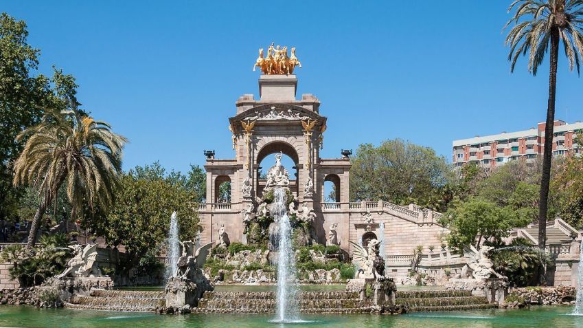 Parc de la Ciutadella possui áreas verdes e espaços para piquenique • Wikimedia Commons