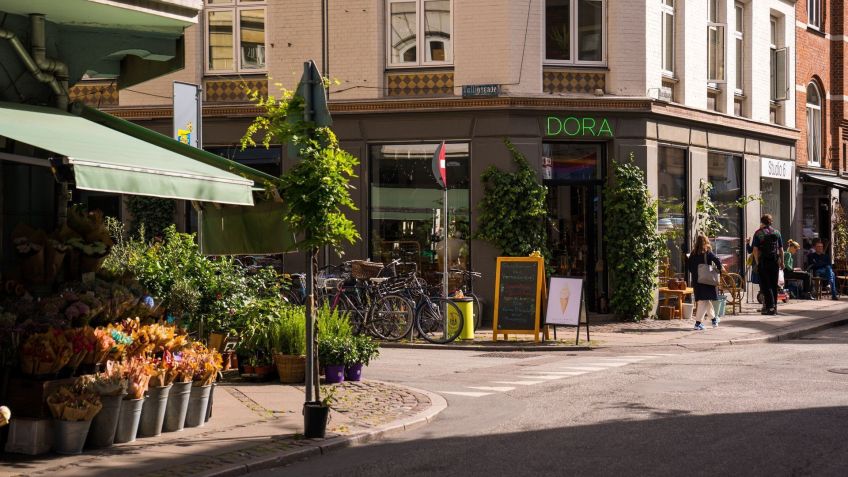 Com cafés, restaurantes, queijaria e floricultura, rua é chamada de "pequena Paris" / Daniel Rasmussen