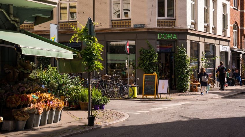 Com cafés, restaurantes, queijaria e floricultura, rua é chamada de "pequena Paris" / Daniel Rasmussen