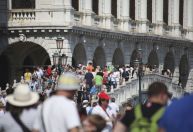 Como o turismo excessivo impacta cidades e altera economias locais