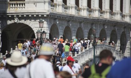 Como o turismo excessivo impacta cidades e altera economias locais