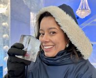 Daniela Filomeno bebe gin em copo de gelo no Icehotel, na Suécia
