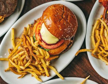 Hambúrguer e batatas fritas do Holy Burger, em São Paulo