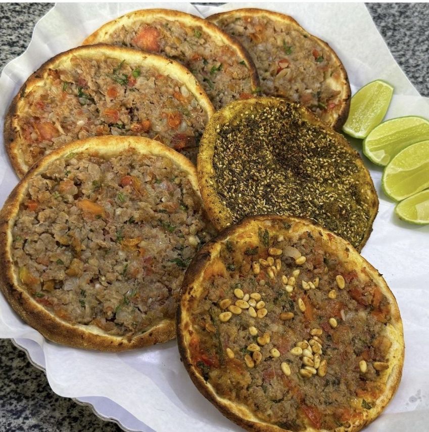 Fundada 1951, Casa Garabed oferece esfihas assadas no forno à lenha de diversos sabores, entre eles, o mais famoso da casa: de carne seca armênia • Reprodução Casa Garabed
