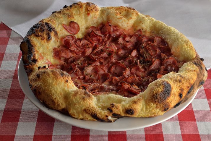 Pizza Casteles, que leva muarela, linguia e tomate, carrega o nome da pizzaria mais antiga do Brasil  Mauro Holanda