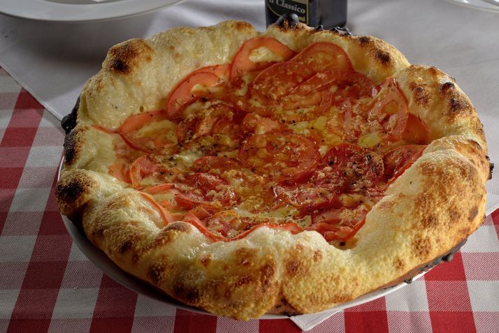 Pizza Napolitana está entre uma das preferidas dos clientes da Castelões, há 100 anos no bairro do Brás, em São Paulo • Mauro Holanda