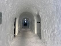 Corredor do Icehotel, hotel de gelo na Suécia