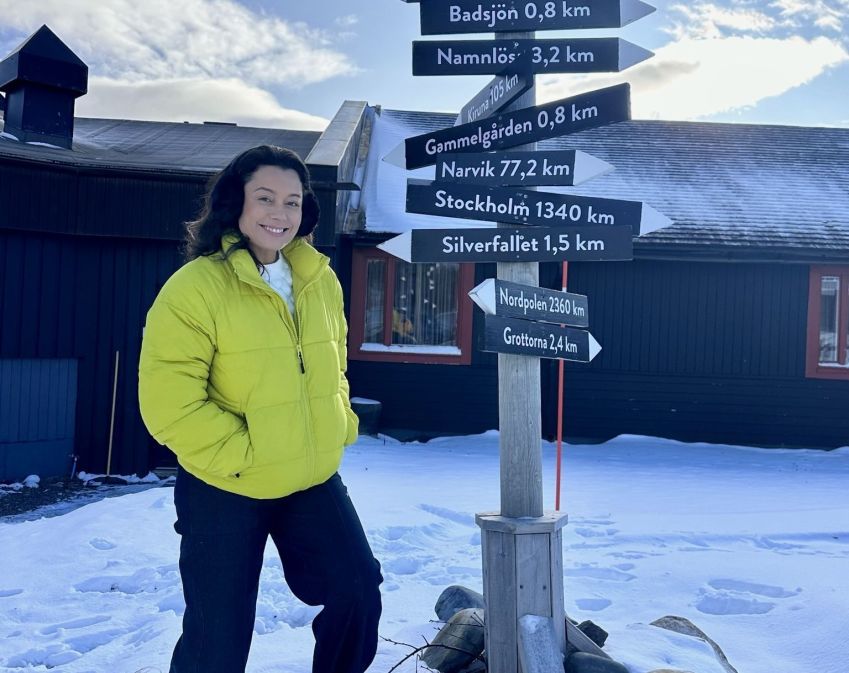 Daniela Filomeno na região de Abisko, na Suécia, que possui estação de esqui próxima e paisagens pitorescas • CNN Viagem & Gastronomia