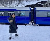 Daniela Filomeno ao lado do trem da cidade de Narvik, na Noruega