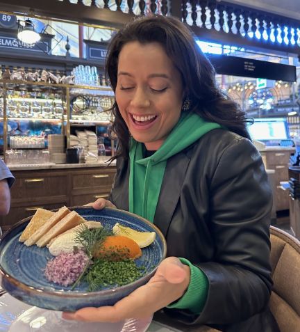 Östermalm Market Hall reúne comerciantes familiares e restaurantes de peixes e frutos do mar • CNN Viagem & Gastronomia