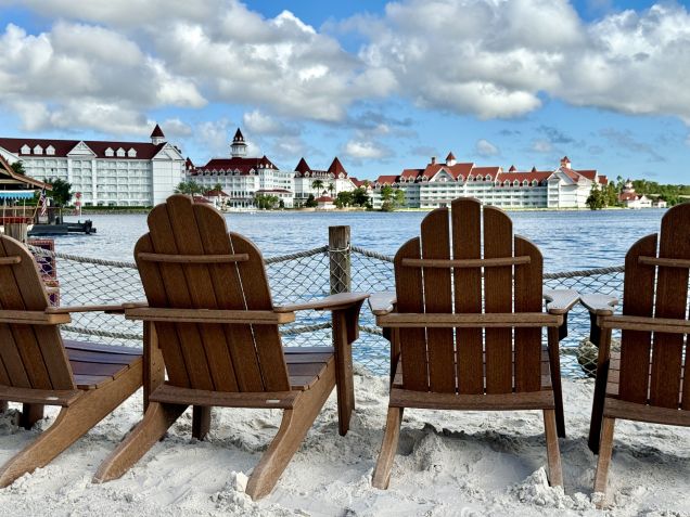 Disney's Grand Floridian Resort & Spa visto à partir da praia do Disney's Polynesian Village Resort, ambos na área do Magic Kingdom Park • Saulo Tafarelo