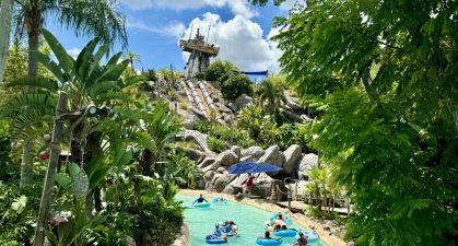 Rio lento e cartão-postal do parque aquático Disney's Typhoon Lagoon