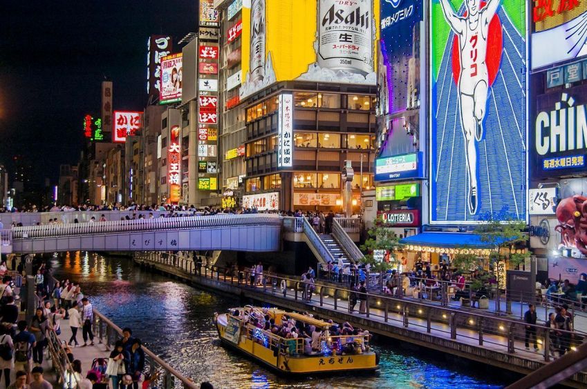 Região de Dotonbori é uma das mais interessantes de Osaka, com várias comidas de rua pelo caminho • Wikimedia Commons